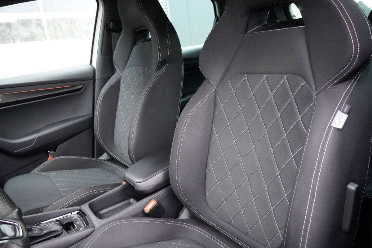 Škoda Karoq ŠKODA Karoq 1.5 TSI  150PK! Automaat Sportline Business BJ2020 Lmv 19″ | Led | Pdc | Navi | Keyless entry | Elek. trekhaak/achterklep | Verwarmd voorruit | App-Connect | Virtual cockpit | Dashboard verlichting | Sportstoelen | Verwarmde voorstoelen/stuurwiel