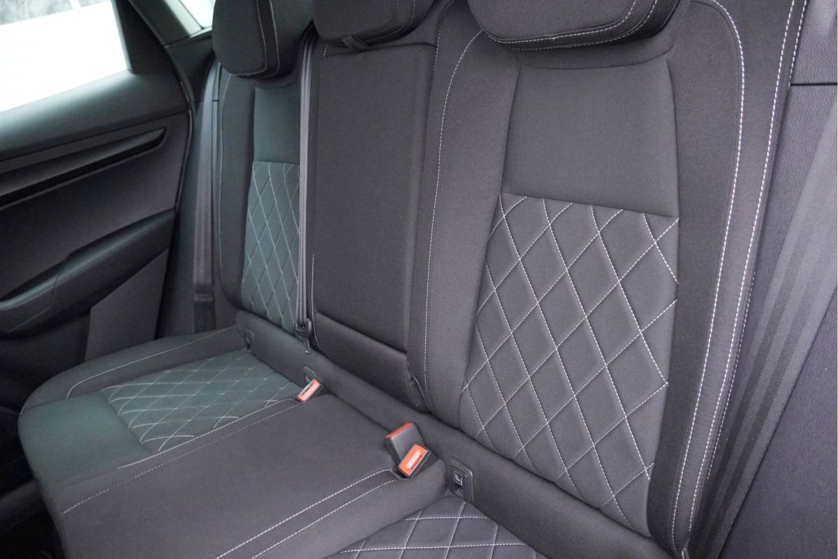 Škoda Karoq ŠKODA Karoq 1.5 TSI  150PK! Automaat Sportline Business BJ2020 Lmv 19″ | Led | Pdc | Navi | Keyless entry | Elek. trekhaak/achterklep | Verwarmd voorruit | App-Connect | Virtual cockpit | Dashboard verlichting | Sportstoelen | Verwarmde voorstoelen/stuurwiel