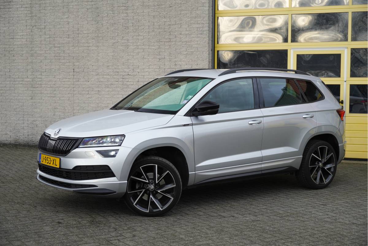 Škoda Karoq ŠKODA Karoq 1.5 TSI  150PK! Automaat Sportline Business BJ2020 Lmv 19″ | Led | Pdc | Navi | Keyless entry | Elek. trekhaak/achterklep | Verwarmd voorruit | App-Connect | Virtual cockpit | Dashboard verlichting | Sportstoelen | Verwarmde voorstoelen/stuurwiel