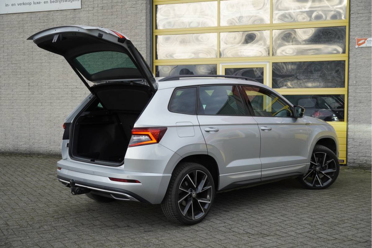 Škoda Karoq ŠKODA Karoq 1.5 TSI  150PK! Automaat Sportline Business BJ2020 Lmv 19″ | Led | Pdc | Navi | Keyless entry | Elek. trekhaak/achterklep | Verwarmd voorruit | App-Connect | Virtual cockpit | Dashboard verlichting | Sportstoelen | Verwarmde voorstoelen/stuurwiel