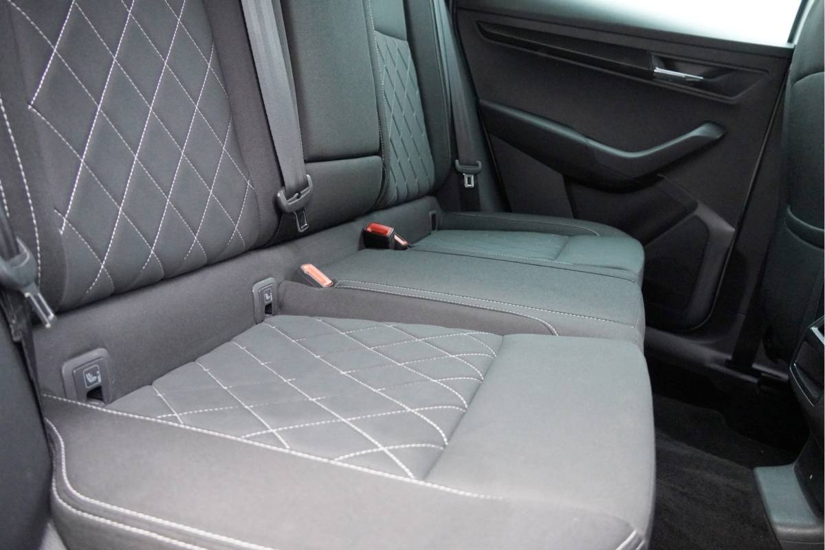 Škoda Karoq ŠKODA Karoq 1.5 TSI  150PK! Automaat Sportline Business BJ2020 Lmv 19″ | Led | Pdc | Navi | Keyless entry | Elek. trekhaak/achterklep | Verwarmd voorruit | App-Connect | Virtual cockpit | Dashboard verlichting | Sportstoelen | Verwarmde voorstoelen/stuurwiel