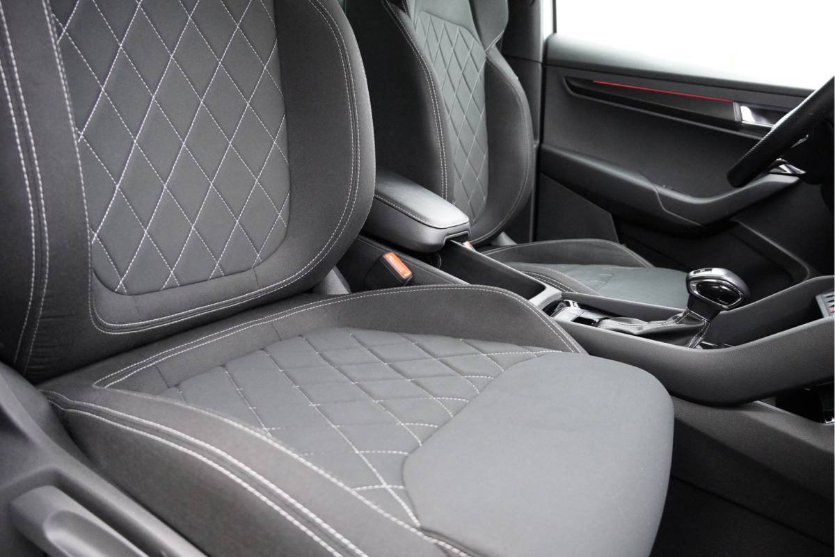 Škoda Karoq ŠKODA Karoq 1.5 TSI  150PK! Automaat Sportline Business BJ2020 Lmv 19″ | Led | Pdc | Navi | Keyless entry | Elek. trekhaak/achterklep | Verwarmd voorruit | App-Connect | Virtual cockpit | Dashboard verlichting | Sportstoelen | Verwarmde voorstoelen/stuurwiel