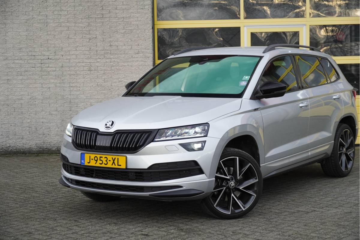 Škoda Karoq ŠKODA Karoq 1.5 TSI  150PK! Automaat Sportline Business BJ2020 Lmv 19″ | Led | Pdc | Navi | Keyless entry | Elek. trekhaak/achterklep | Verwarmd voorruit | App-Connect | Virtual cockpit | Dashboard verlichting | Sportstoelen | Verwarmde voorstoelen/stuurwiel
