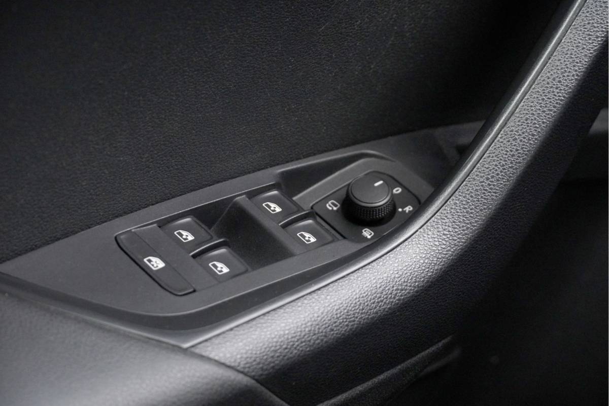 Škoda Karoq ŠKODA Karoq 1.5 TSI  150PK! Automaat Sportline Business BJ2020 Lmv 19″ | Led | Pdc | Navi | Keyless entry | Elek. trekhaak/achterklep | Verwarmd voorruit | App-Connect | Virtual cockpit | Dashboard verlichting | Sportstoelen | Verwarmde voorstoelen/stuurwiel