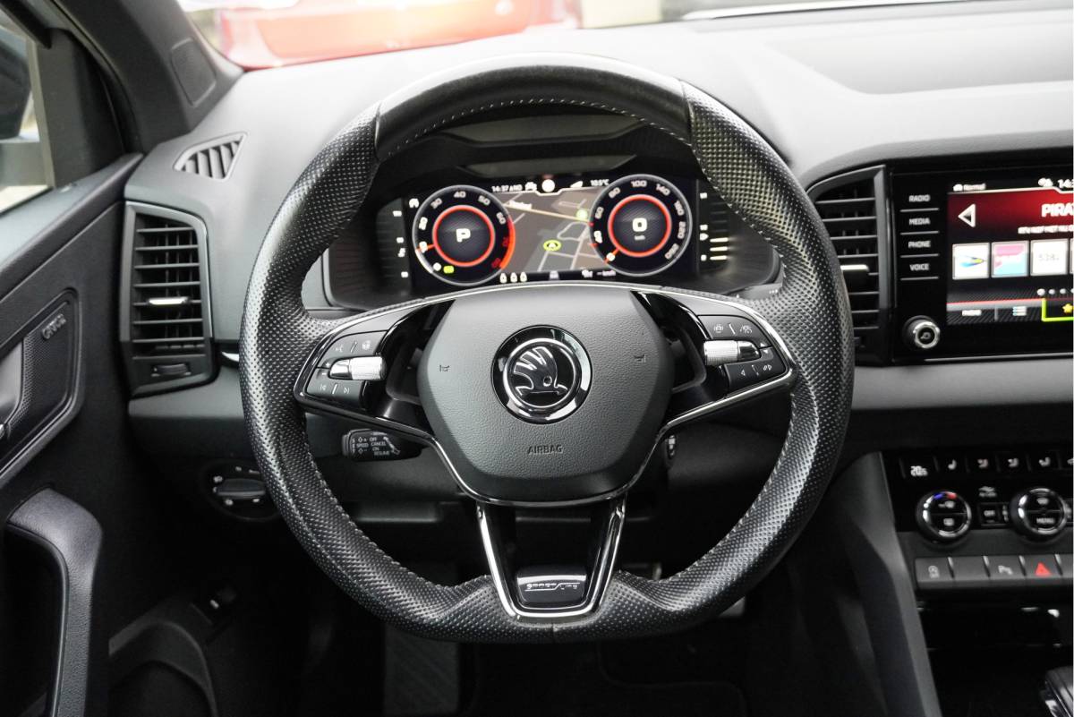 Škoda Karoq ŠKODA Karoq 1.5 TSI  150PK! Automaat Sportline Business BJ2020 Lmv 19″ | Led | Pdc | Navi | Keyless entry | Elek. trekhaak/achterklep | Verwarmd voorruit | App-Connect | Virtual cockpit | Dashboard verlichting | Sportstoelen | Verwarmde voorstoelen/stuurwiel