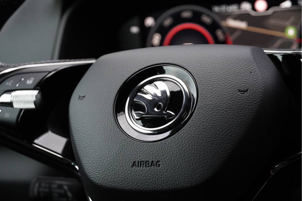 Škoda Karoq ŠKODA Karoq 1.5 TSI  150PK! Automaat Sportline Business BJ2020 Lmv 19″ | Led | Pdc | Navi | Keyless entry | Elek. trekhaak/achterklep | Verwarmd voorruit | App-Connect | Virtual cockpit | Dashboard verlichting | Sportstoelen | Verwarmde voorstoelen/stuurwiel