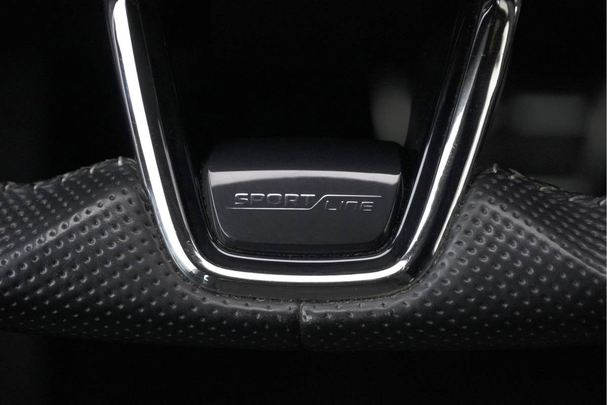 Škoda Karoq ŠKODA Karoq 1.5 TSI  150PK! Automaat Sportline Business BJ2020 Lmv 19″ | Led | Pdc | Navi | Keyless entry | Elek. trekhaak/achterklep | Verwarmd voorruit | App-Connect | Virtual cockpit | Dashboard verlichting | Sportstoelen | Verwarmde voorstoelen/stuurwiel