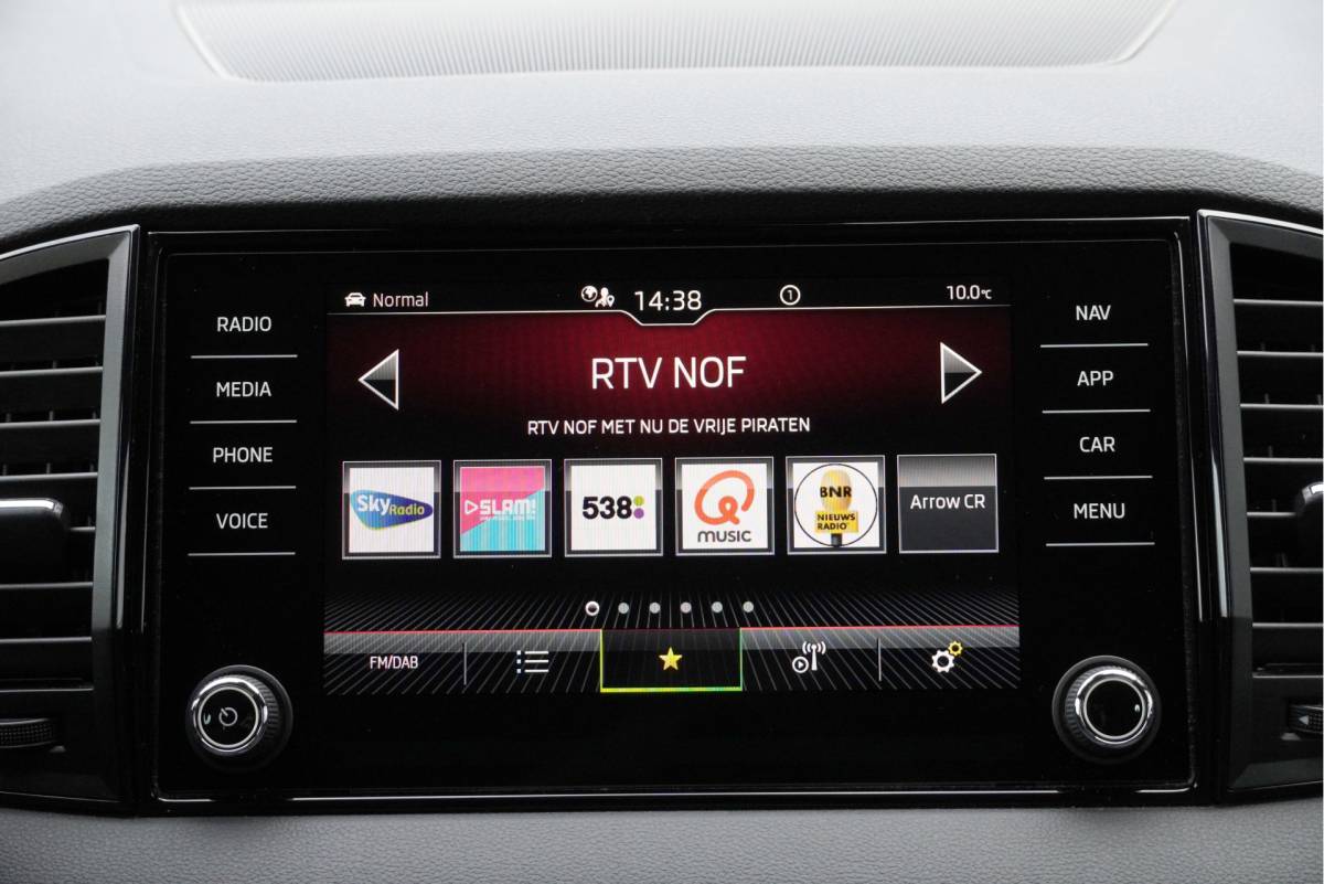 Škoda Karoq ŠKODA Karoq 1.5 TSI  150PK! Automaat Sportline Business BJ2020 Lmv 19″ | Led | Pdc | Navi | Keyless entry | Elek. trekhaak/achterklep | Verwarmd voorruit | App-Connect | Virtual cockpit | Dashboard verlichting | Sportstoelen | Verwarmde voorstoelen/stuurwiel
