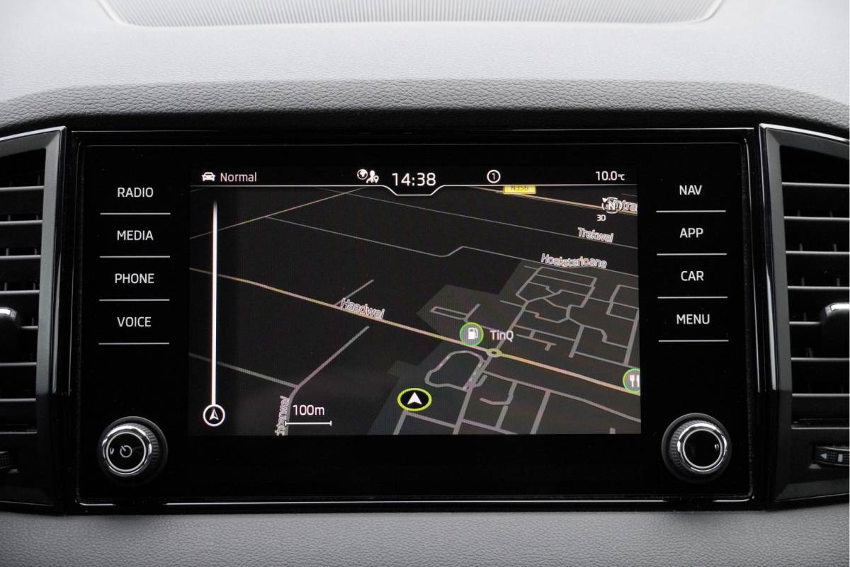Škoda Karoq ŠKODA Karoq 1.5 TSI  150PK! Automaat Sportline Business BJ2020 Lmv 19″ | Led | Pdc | Navi | Keyless entry | Elek. trekhaak/achterklep | Verwarmd voorruit | App-Connect | Virtual cockpit | Dashboard verlichting | Sportstoelen | Verwarmde voorstoelen/stuurwiel
