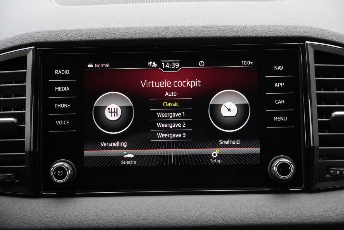 Škoda Karoq ŠKODA Karoq 1.5 TSI  150PK! Automaat Sportline Business BJ2020 Lmv 19″ | Led | Pdc | Navi | Keyless entry | Elek. trekhaak/achterklep | Verwarmd voorruit | App-Connect | Virtual cockpit | Dashboard verlichting | Sportstoelen | Verwarmde voorstoelen/stuurwiel