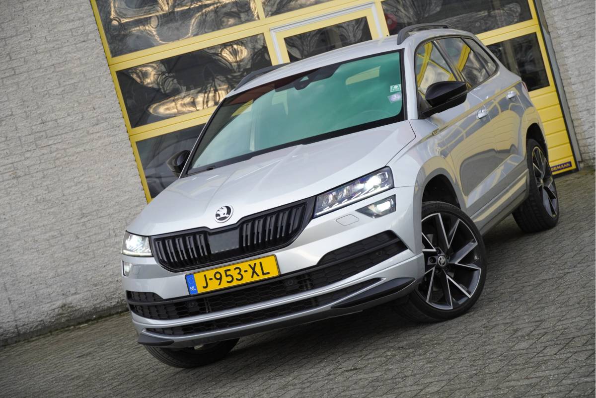 Škoda Karoq ŠKODA Karoq 1.5 TSI  150PK! Automaat Sportline Business BJ2020 Lmv 19″ | Led | Pdc | Navi | Keyless entry | Elek. trekhaak/achterklep | Verwarmd voorruit | App-Connect | Virtual cockpit | Dashboard verlichting | Sportstoelen | Verwarmde voorstoelen/stuurwiel
