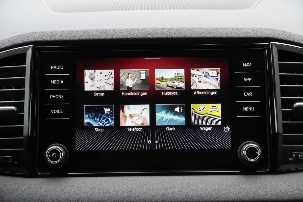 Škoda Karoq ŠKODA Karoq 1.5 TSI  150PK! Automaat Sportline Business BJ2020 Lmv 19″ | Led | Pdc | Navi | Keyless entry | Elek. trekhaak/achterklep | Verwarmd voorruit | App-Connect | Virtual cockpit | Dashboard verlichting | Sportstoelen | Verwarmde voorstoelen/stuurwiel