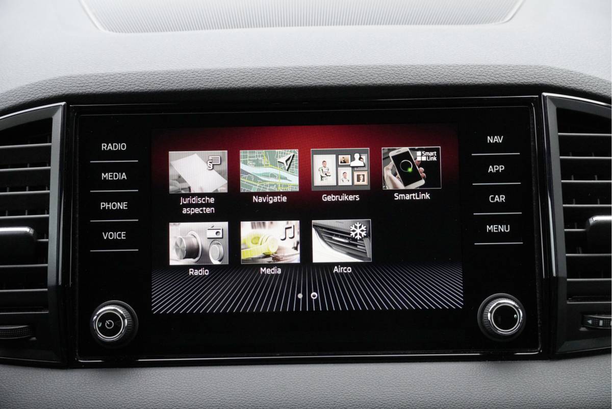 Škoda Karoq ŠKODA Karoq 1.5 TSI  150PK! Automaat Sportline Business BJ2020 Lmv 19″ | Led | Pdc | Navi | Keyless entry | Elek. trekhaak/achterklep | Verwarmd voorruit | App-Connect | Virtual cockpit | Dashboard verlichting | Sportstoelen | Verwarmde voorstoelen/stuurwiel