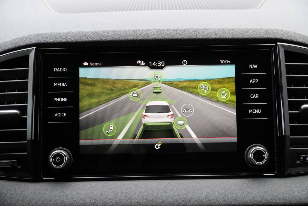 Škoda Karoq ŠKODA Karoq 1.5 TSI  150PK! Automaat Sportline Business BJ2020 Lmv 19″ | Led | Pdc | Navi | Keyless entry | Elek. trekhaak/achterklep | Verwarmd voorruit | App-Connect | Virtual cockpit | Dashboard verlichting | Sportstoelen | Verwarmde voorstoelen/stuurwiel