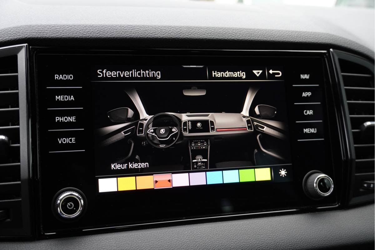 Škoda Karoq ŠKODA Karoq 1.5 TSI  150PK! Automaat Sportline Business BJ2020 Lmv 19″ | Led | Pdc | Navi | Keyless entry | Elek. trekhaak/achterklep | Verwarmd voorruit | App-Connect | Virtual cockpit | Dashboard verlichting | Sportstoelen | Verwarmde voorstoelen/stuurwiel