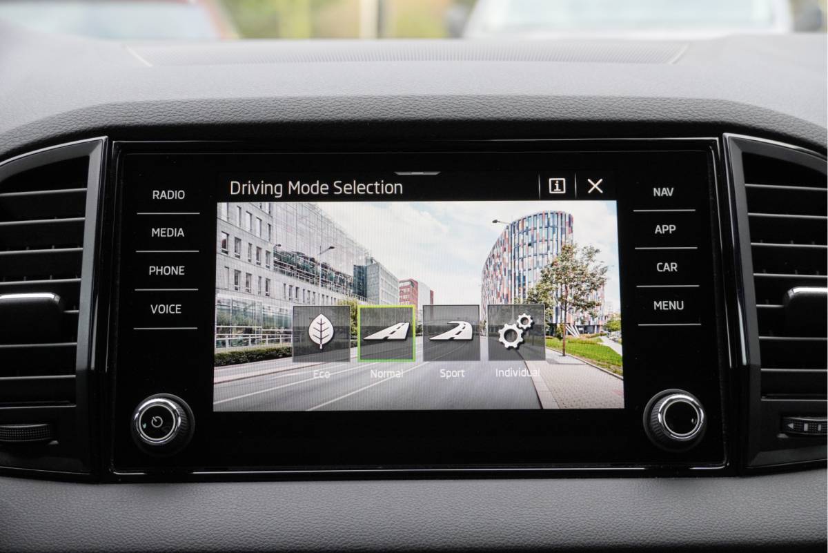 Škoda Karoq ŠKODA Karoq 1.5 TSI  150PK! Automaat Sportline Business BJ2020 Lmv 19″ | Led | Pdc | Navi | Keyless entry | Elek. trekhaak/achterklep | Verwarmd voorruit | App-Connect | Virtual cockpit | Dashboard verlichting | Sportstoelen | Verwarmde voorstoelen/stuurwiel