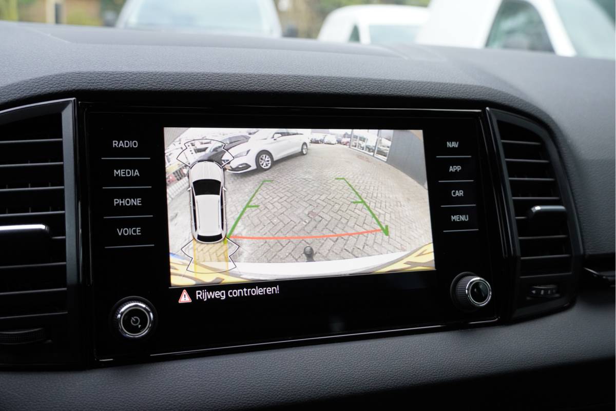 Škoda Karoq ŠKODA Karoq 1.5 TSI  150PK! Automaat Sportline Business BJ2020 Lmv 19″ | Led | Pdc | Navi | Keyless entry | Elek. trekhaak/achterklep | Verwarmd voorruit | App-Connect | Virtual cockpit | Dashboard verlichting | Sportstoelen | Verwarmde voorstoelen/stuurwiel