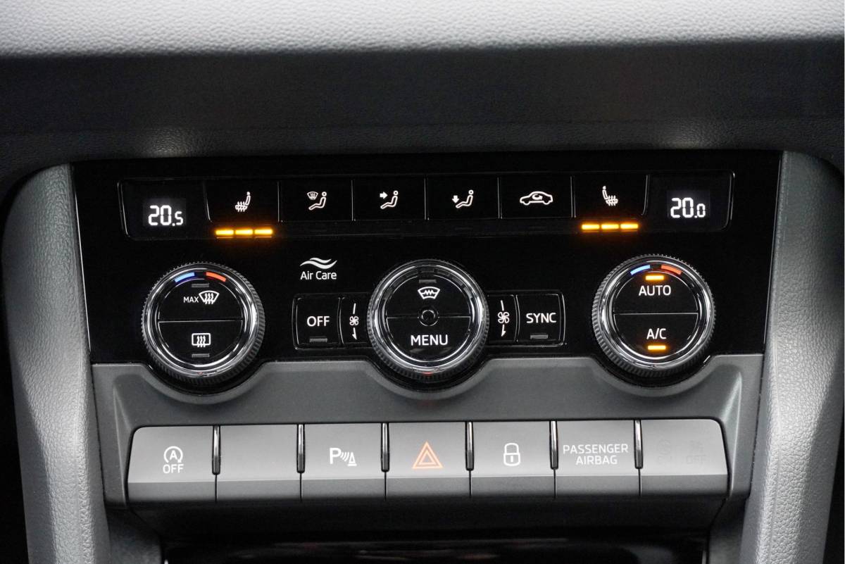 Škoda Karoq ŠKODA Karoq 1.5 TSI  150PK! Automaat Sportline Business BJ2020 Lmv 19″ | Led | Pdc | Navi | Keyless entry | Elek. trekhaak/achterklep | Verwarmd voorruit | App-Connect | Virtual cockpit | Dashboard verlichting | Sportstoelen | Verwarmde voorstoelen/stuurwiel