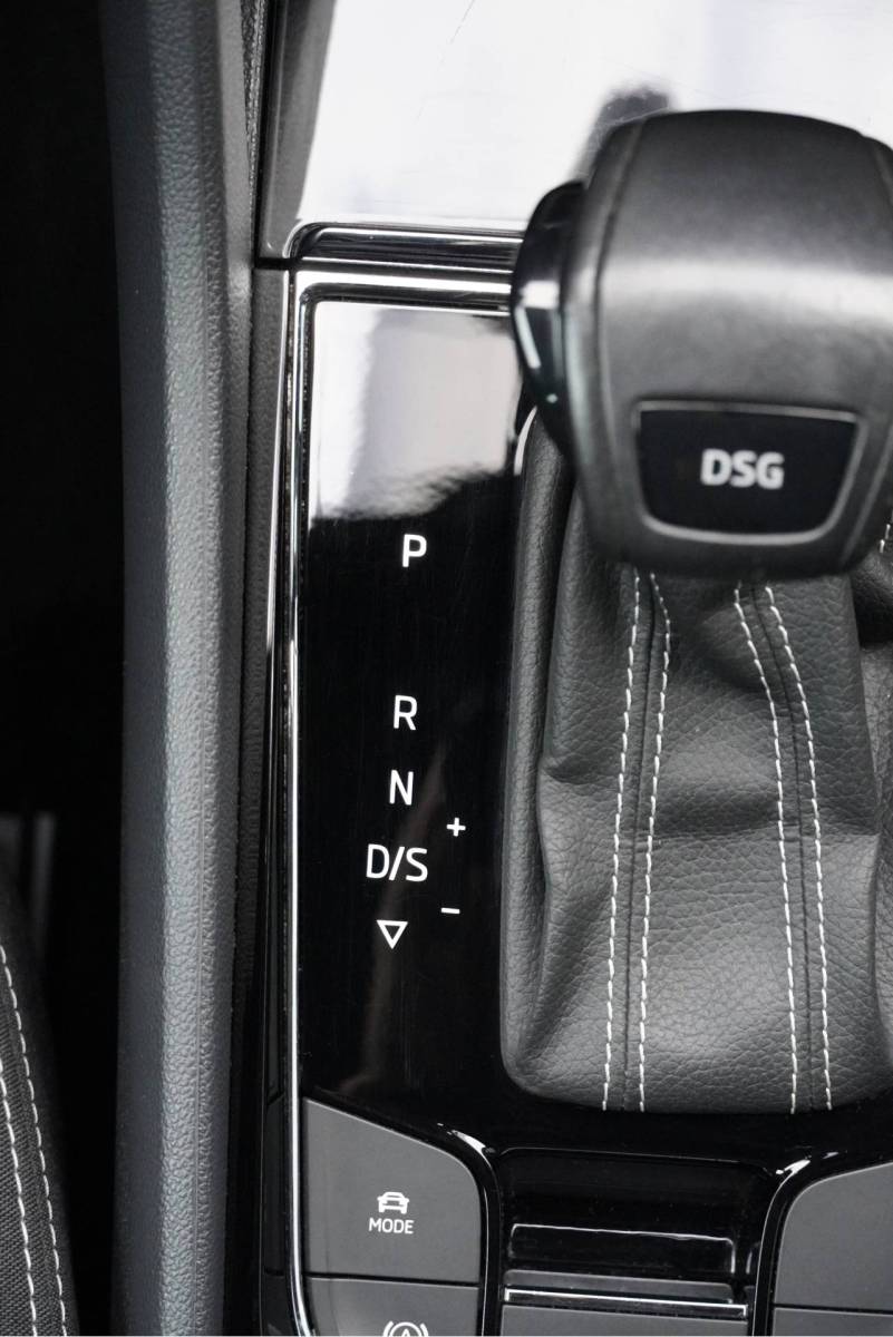 Škoda Karoq ŠKODA Karoq 1.5 TSI  150PK! Automaat Sportline Business BJ2020 Lmv 19″ | Led | Pdc | Navi | Keyless entry | Elek. trekhaak/achterklep | Verwarmd voorruit | App-Connect | Virtual cockpit | Dashboard verlichting | Sportstoelen | Verwarmde voorstoelen/stuurwiel