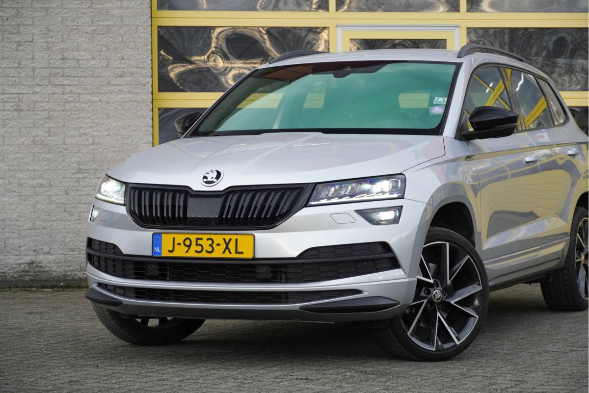 Škoda Karoq ŠKODA Karoq 1.5 TSI  150PK! Automaat Sportline Business BJ2020 Lmv 19″ | Led | Pdc | Navi | Keyless entry | Elek. trekhaak/achterklep | Verwarmd voorruit | App-Connect | Virtual cockpit | Dashboard verlichting | Sportstoelen | Verwarmde voorstoelen/stuurwiel