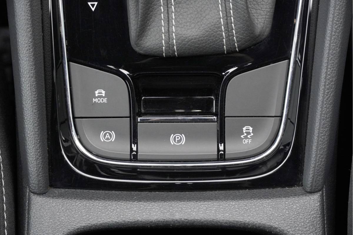 Škoda Karoq ŠKODA Karoq 1.5 TSI  150PK! Automaat Sportline Business BJ2020 Lmv 19″ | Led | Pdc | Navi | Keyless entry | Elek. trekhaak/achterklep | Verwarmd voorruit | App-Connect | Virtual cockpit | Dashboard verlichting | Sportstoelen | Verwarmde voorstoelen/stuurwiel
