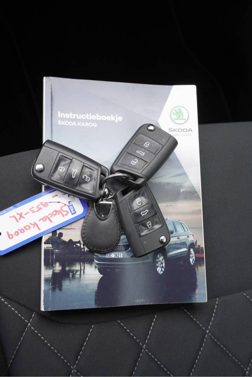 Škoda Karoq ŠKODA Karoq 1.5 TSI  150PK! Automaat Sportline Business BJ2020 Lmv 19″ | Led | Pdc | Navi | Keyless entry | Elek. trekhaak/achterklep | Verwarmd voorruit | App-Connect | Virtual cockpit | Dashboard verlichting | Sportstoelen | Verwarmde voorstoelen/stuurwiel
