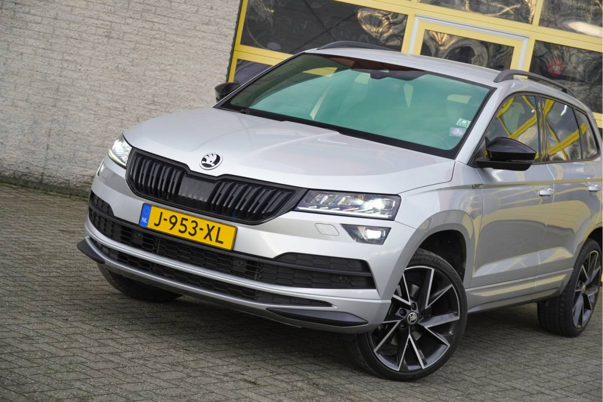 Škoda Karoq ŠKODA Karoq 1.5 TSI  150PK! Automaat Sportline Business BJ2020 Lmv 19″ | Led | Pdc | Navi | Keyless entry | Elek. trekhaak/achterklep | Verwarmd voorruit | App-Connect | Virtual cockpit | Dashboard verlichting | Sportstoelen | Verwarmde voorstoelen/stuurwiel
