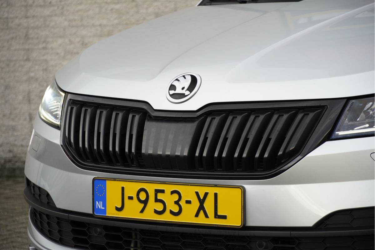 Škoda Karoq ŠKODA Karoq 1.5 TSI  150PK! Automaat Sportline Business BJ2020 Lmv 19″ | Led | Pdc | Navi | Keyless entry | Elek. trekhaak/achterklep | Verwarmd voorruit | App-Connect | Virtual cockpit | Dashboard verlichting | Sportstoelen | Verwarmde voorstoelen/stuurwiel