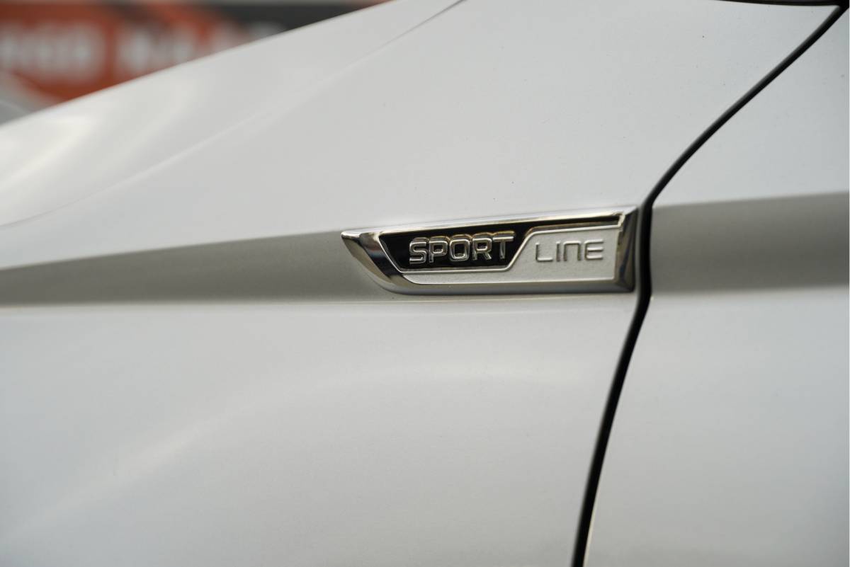Škoda Karoq ŠKODA Karoq 1.5 TSI  150PK! Automaat Sportline Business BJ2020 Lmv 19″ | Led | Pdc | Navi | Keyless entry | Elek. trekhaak/achterklep | Verwarmd voorruit | App-Connect | Virtual cockpit | Dashboard verlichting | Sportstoelen | Verwarmde voorstoelen/stuurwiel