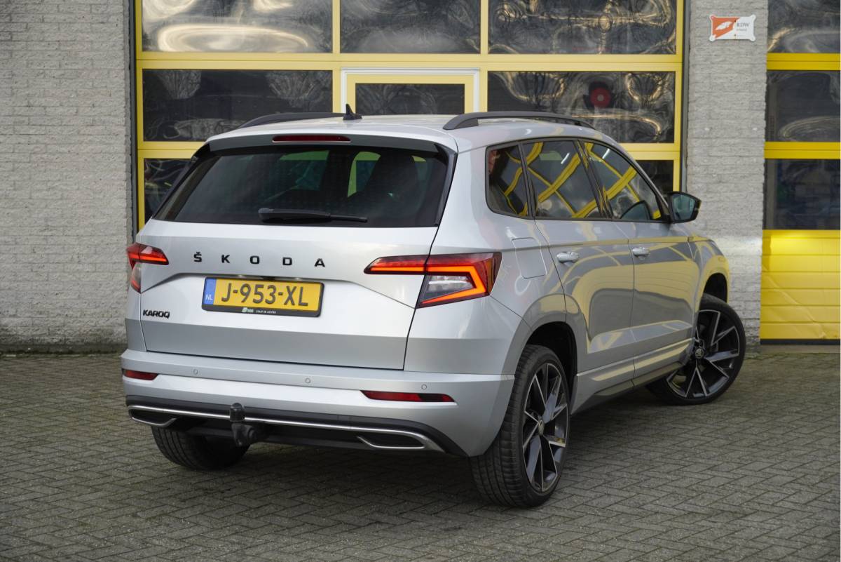 Škoda Karoq ŠKODA Karoq 1.5 TSI  150PK! Automaat Sportline Business BJ2020 Lmv 19″ | Led | Pdc | Navi | Keyless entry | Elek. trekhaak/achterklep | Verwarmd voorruit | App-Connect | Virtual cockpit | Dashboard verlichting | Sportstoelen | Verwarmde voorstoelen/stuurwiel
