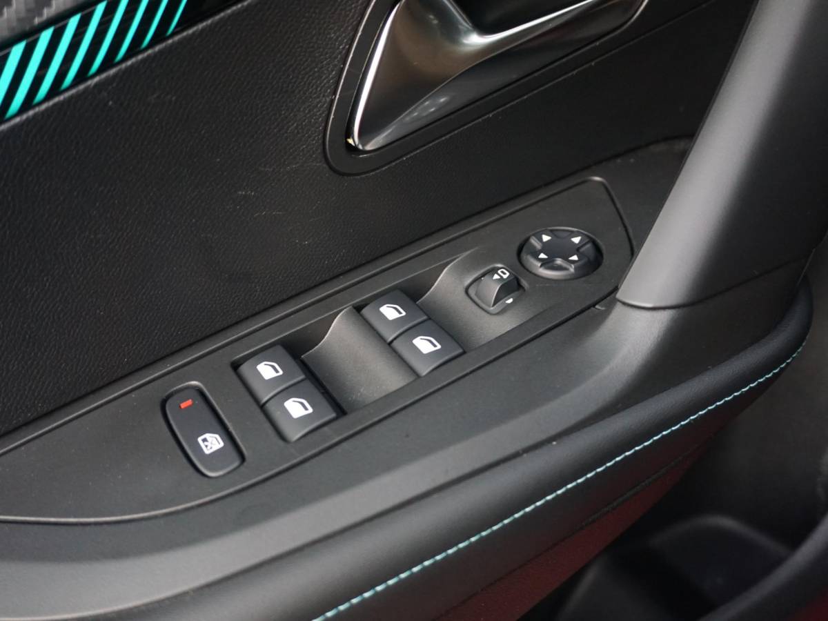 Peugeot 2008 Peugeot 2008 1.2 TURBO Allure | TREKHAAK |