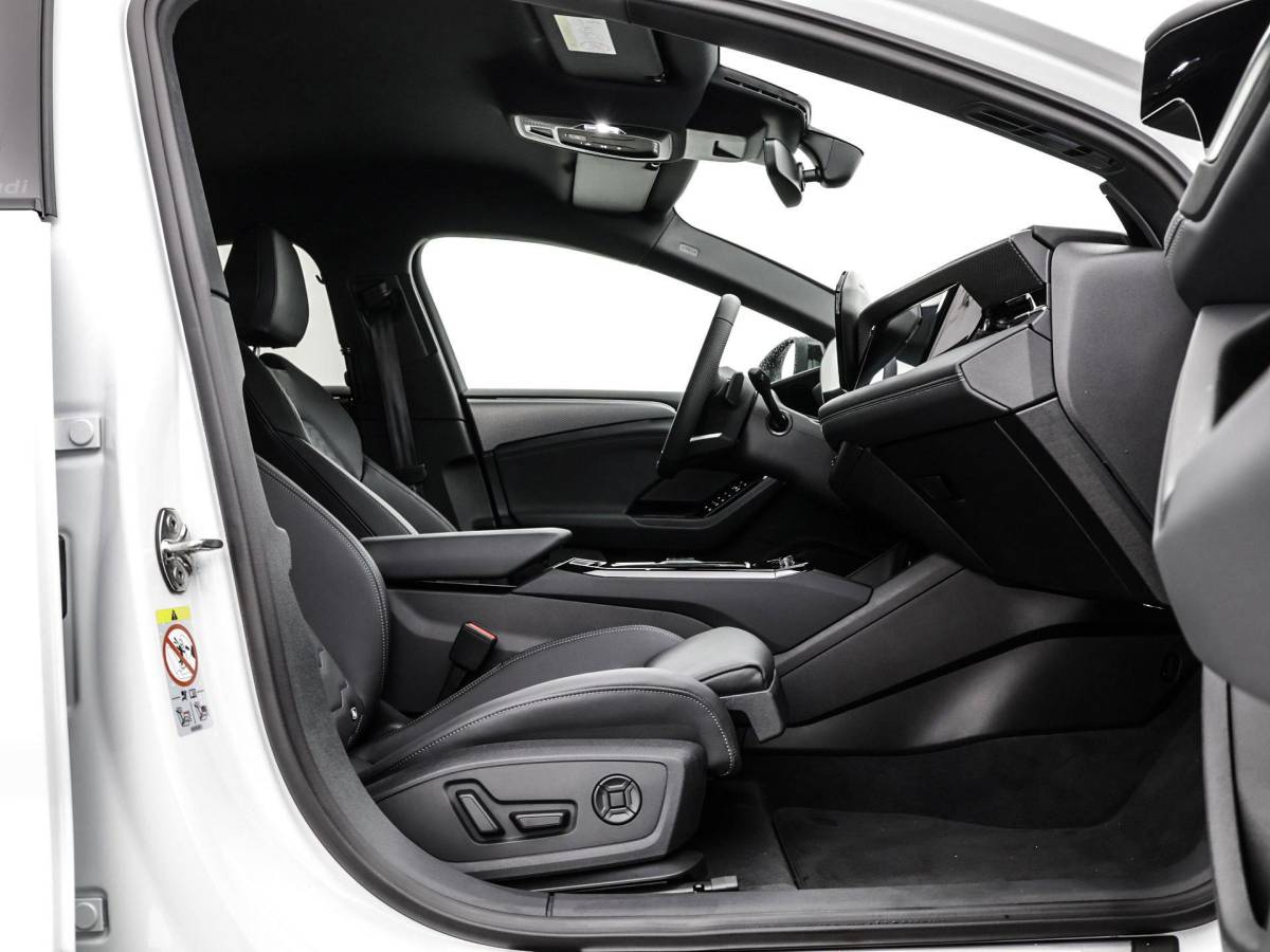 Audi A6 Sportback e-tron Audi A6 Sportback e-tron S edition 286 PK · Privacy glas · Remzadels rood · Sportstoel leder zwart