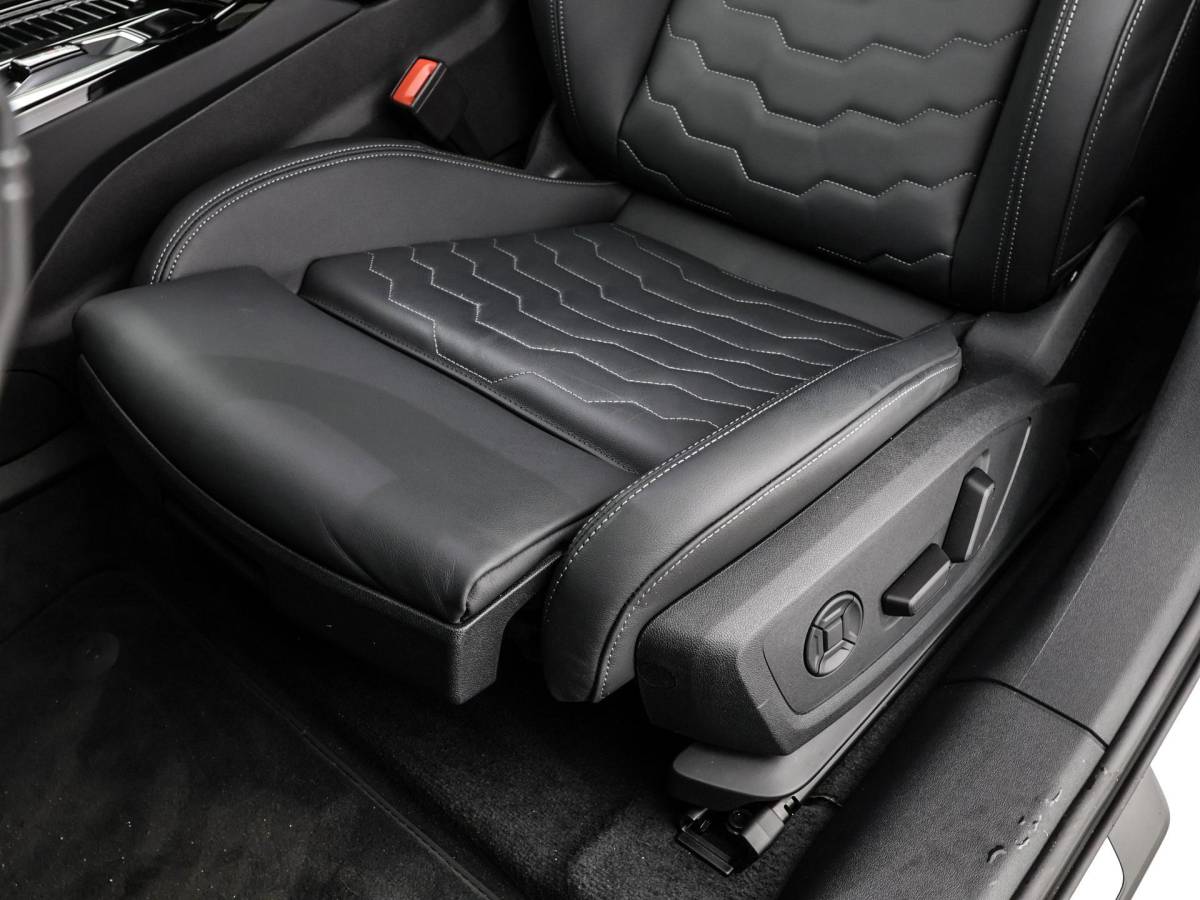 Audi A6 Sportback e-tron Audi A6 Sportback e-tron S edition 286 PK · Privacy glas · Remzadels rood · Sportstoel leder zwart