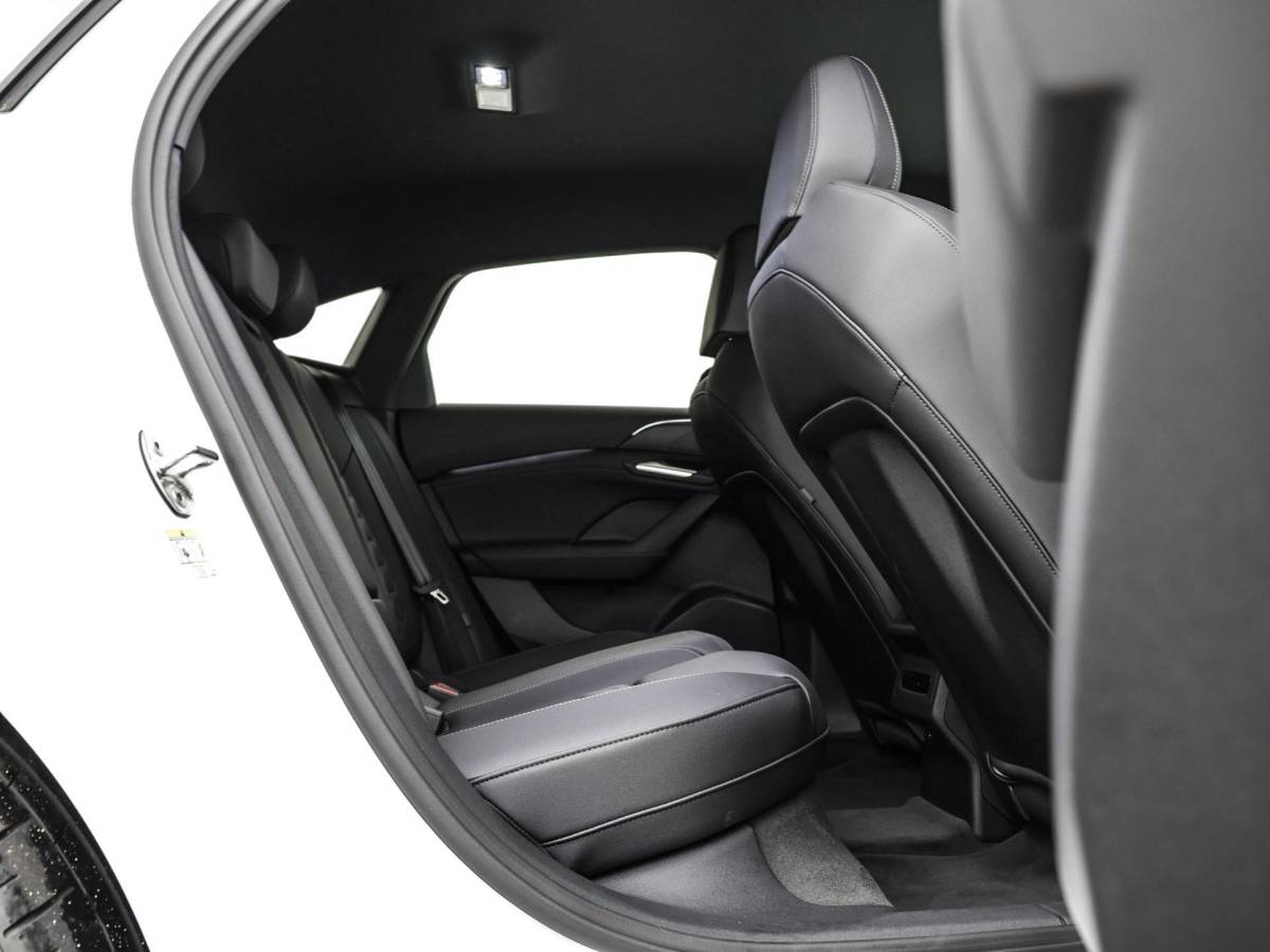 Audi A6 Sportback e-tron Audi A6 Sportback e-tron S edition 286 PK · Privacy glas · Remzadels rood · Sportstoel leder zwart