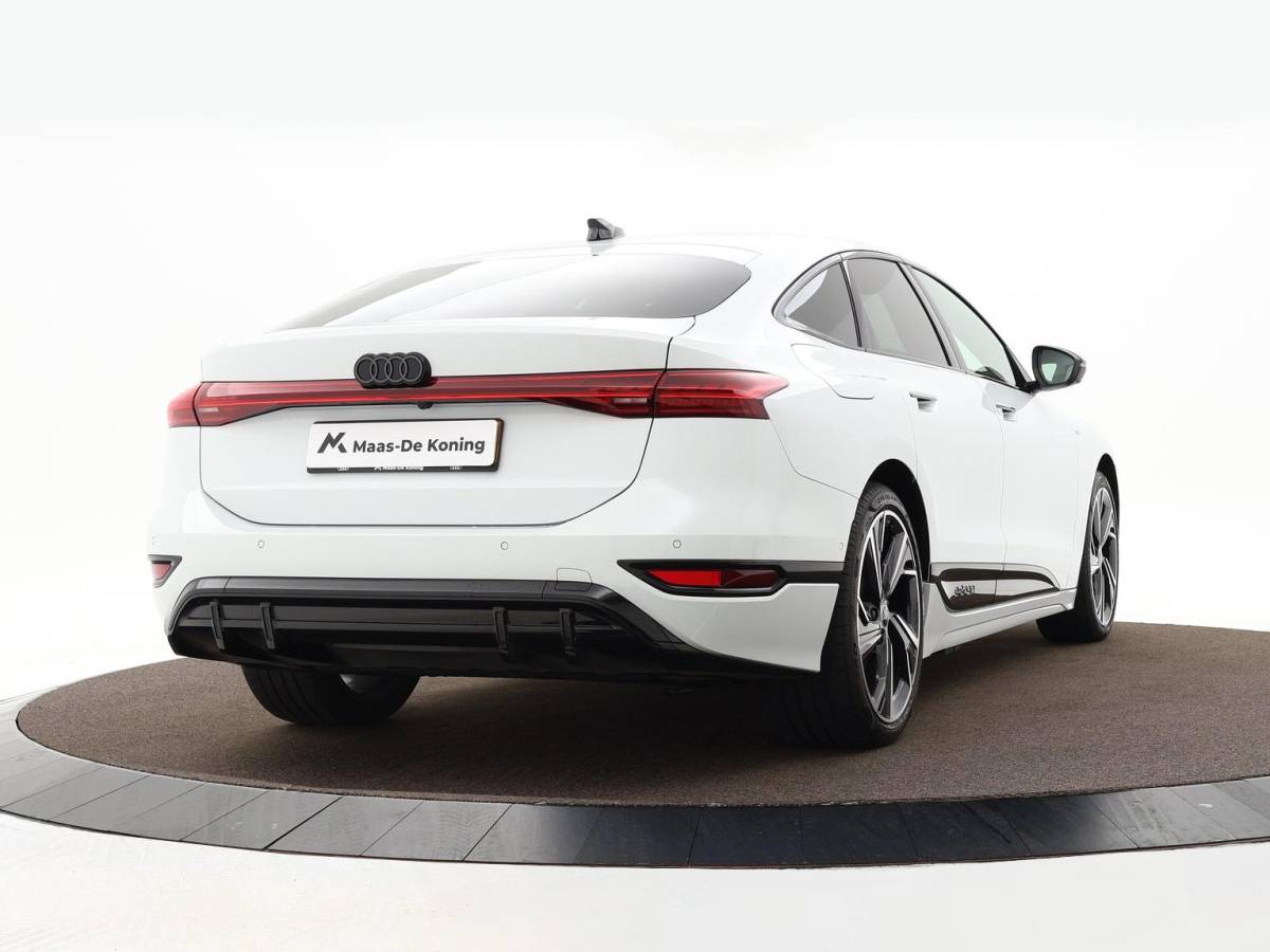 Audi A6 Sportback e-tron Audi A6 Sportback e-tron S edition 286 PK · Privacy glas · Remzadels rood · Sportstoel leder zwart