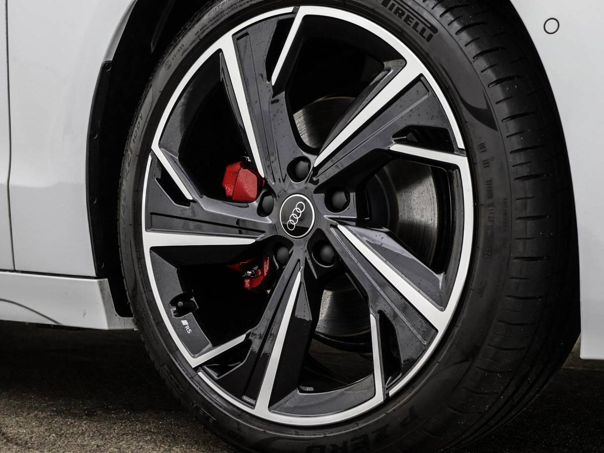 Audi A6 Sportback e-tron Audi A6 Sportback e-tron S edition 286 PK · Privacy glas · Remzadels rood · Sportstoel leder zwart