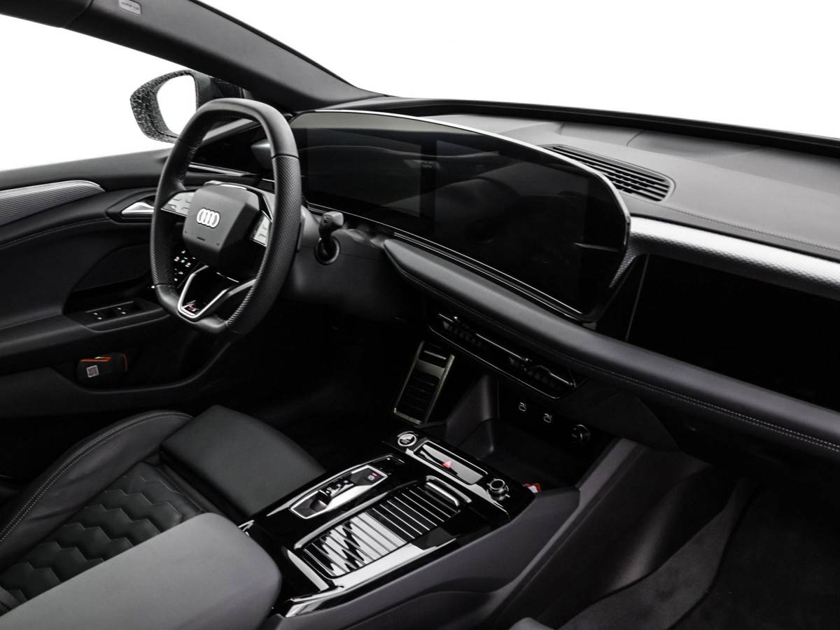 Audi A6 Sportback e-tron Audi A6 Sportback e-tron S edition 286 PK · Privacy glas · Remzadels rood · Sportstoel leder zwart