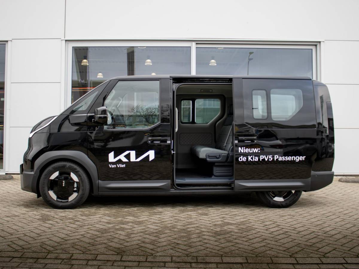 Kia PV5 Kia PV5 Passenger Elite Executive 71.2 kWh | Stoel en stuurverwarming | 360 graden camera |  Elektrisch bedienbare schuifdeuren links en rechts |