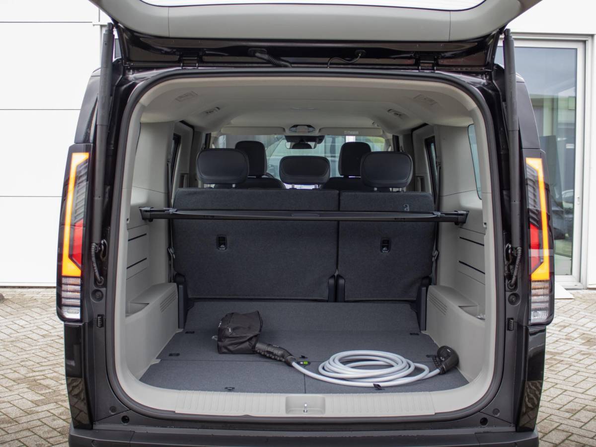 Kia PV5 Kia PV5 Passenger Elite Executive 71.2 kWh | Stoel en stuurverwarming | 360 graden camera |  Elektrisch bedienbare schuifdeuren links en rechts |