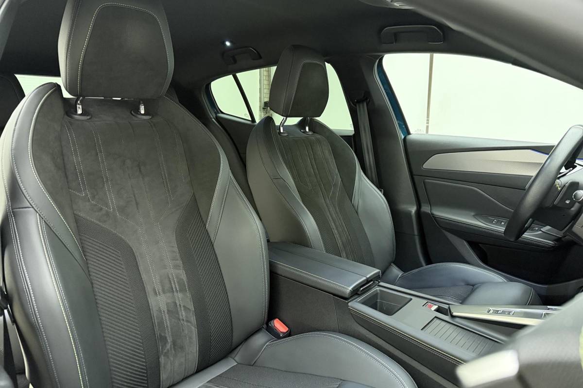 Peugeot 408 Peugeot 408 1.6 HYbrid GT 225pk EAT8 First Edition | Adaptive Cruise Control | Matrix LED | Stoelverwarming | Verwarmd stuurwiel | Handsfree achterklep | Keyless Entry & Start | AGR Bestuurdersstoel | Camera | 20” ‘Monolithe’ velgen | 1e Eigenaar