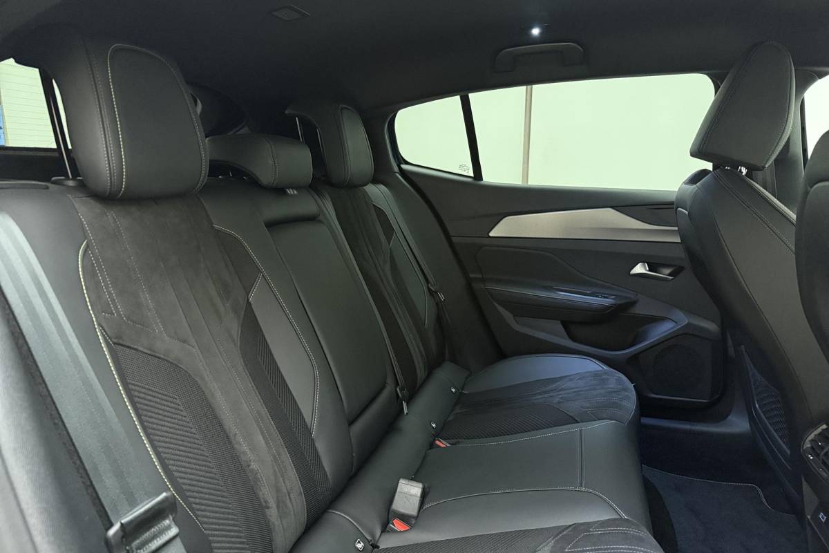 Peugeot 408 Peugeot 408 1.6 HYbrid GT 225pk EAT8 First Edition | Adaptive Cruise Control | Matrix LED | Stoelverwarming | Verwarmd stuurwiel | Handsfree achterklep | Keyless Entry & Start | AGR Bestuurdersstoel | Camera | 20” ‘Monolithe’ velgen | 1e Eigenaar
