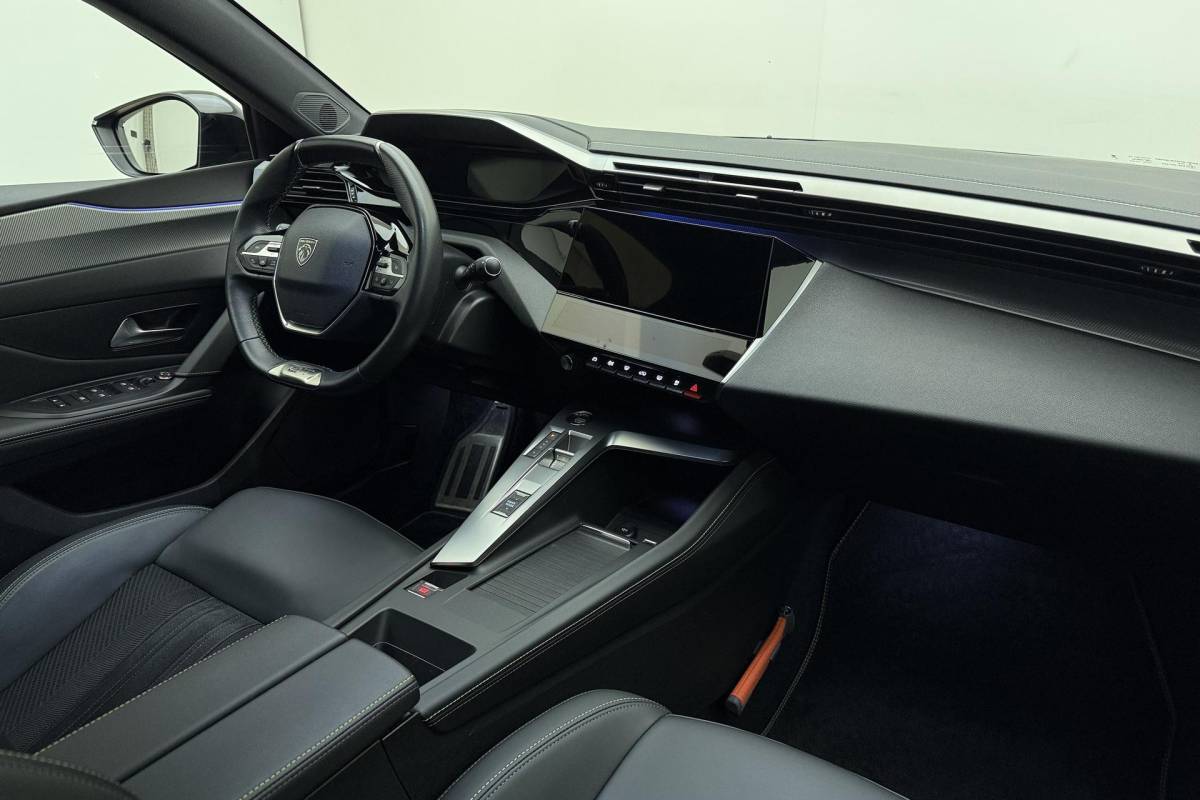 Peugeot 408 Peugeot 408 1.6 HYbrid GT 225pk EAT8 First Edition | Adaptive Cruise Control | Matrix LED | Stoelverwarming | Verwarmd stuurwiel | Handsfree achterklep | Keyless Entry & Start | AGR Bestuurdersstoel | Camera | 20” ‘Monolithe’ velgen | 1e Eigenaar