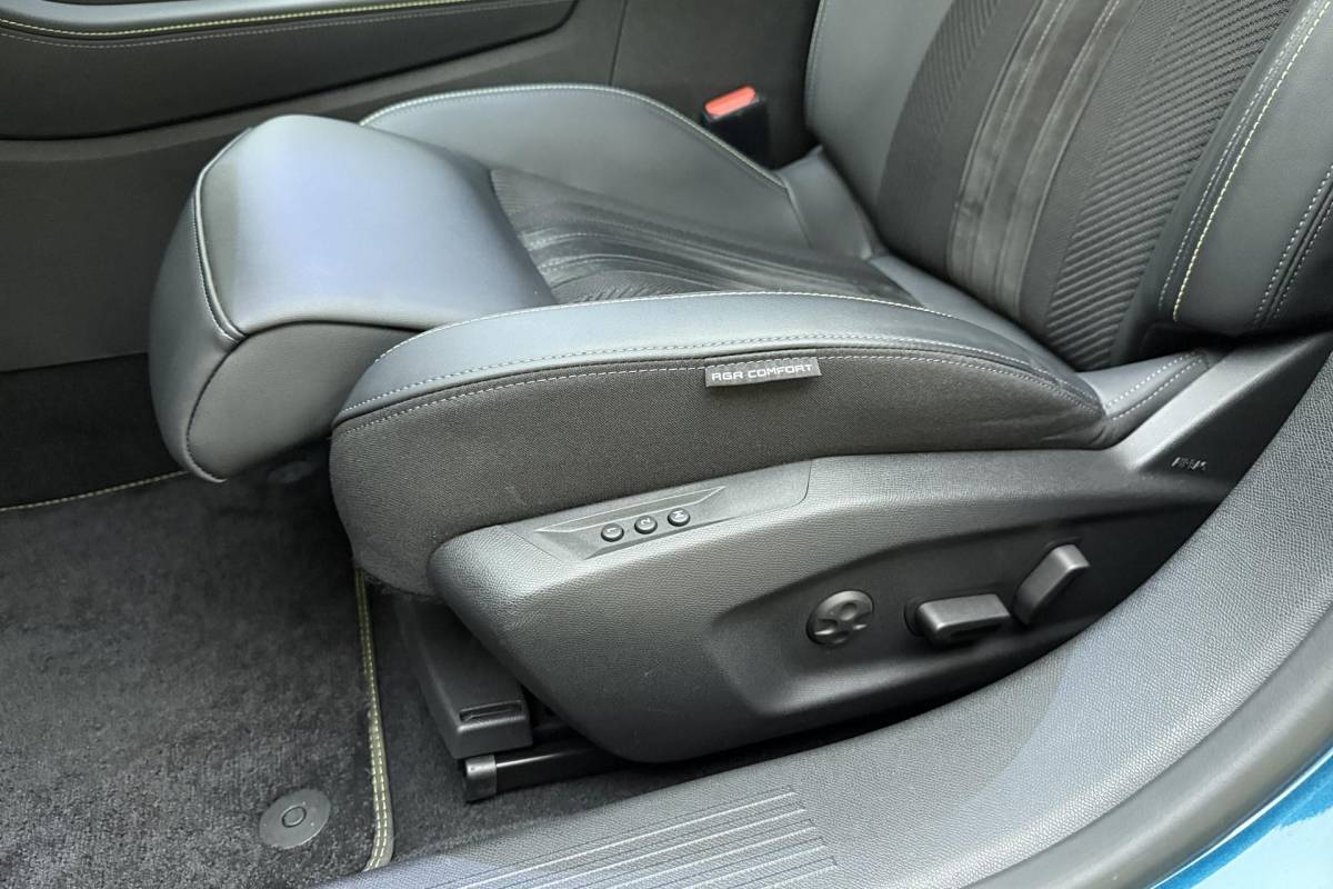 Peugeot 408 Peugeot 408 1.6 HYbrid GT 225pk EAT8 First Edition | Adaptive Cruise Control | Matrix LED | Stoelverwarming | Verwarmd stuurwiel | Handsfree achterklep | Keyless Entry & Start | AGR Bestuurdersstoel | Camera | 20” ‘Monolithe’ velgen | 1e Eigenaar