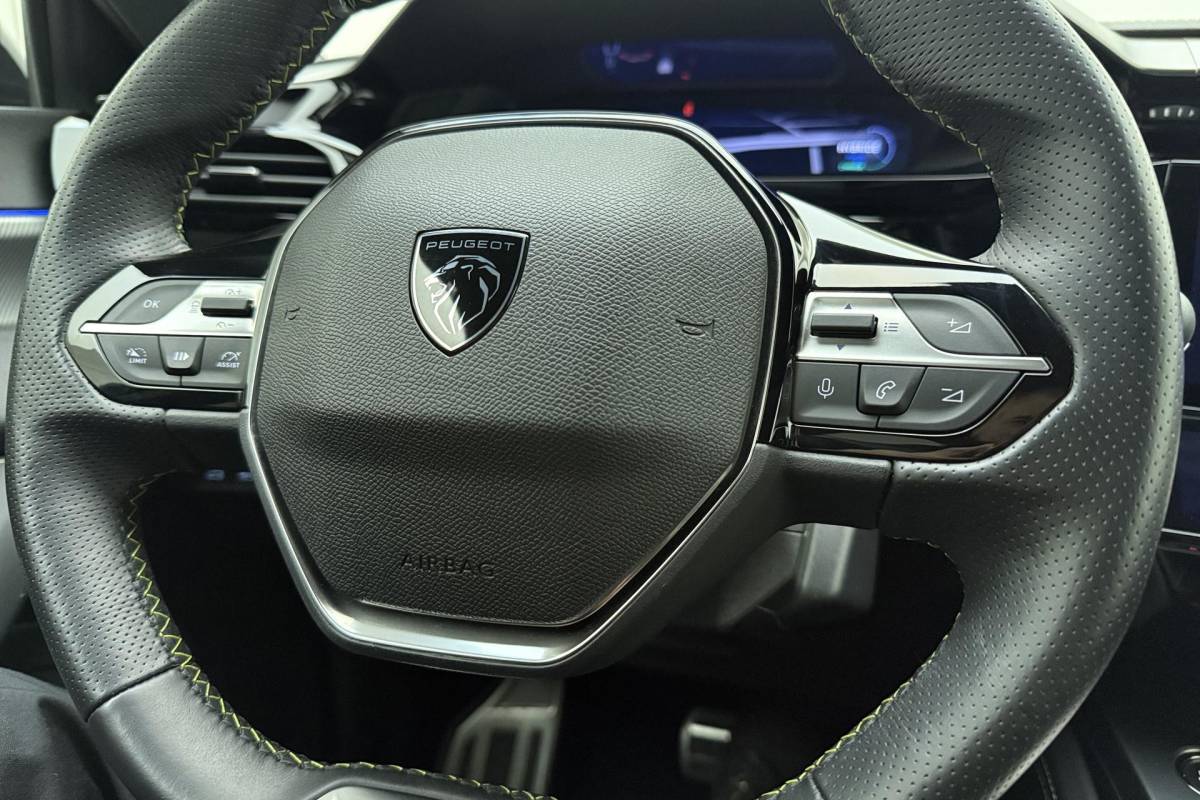 Peugeot 408 Peugeot 408 1.6 HYbrid GT 225pk EAT8 First Edition | Adaptive Cruise Control | Matrix LED | Stoelverwarming | Verwarmd stuurwiel | Handsfree achterklep | Keyless Entry & Start | AGR Bestuurdersstoel | Camera | 20” ‘Monolithe’ velgen | 1e Eigenaar