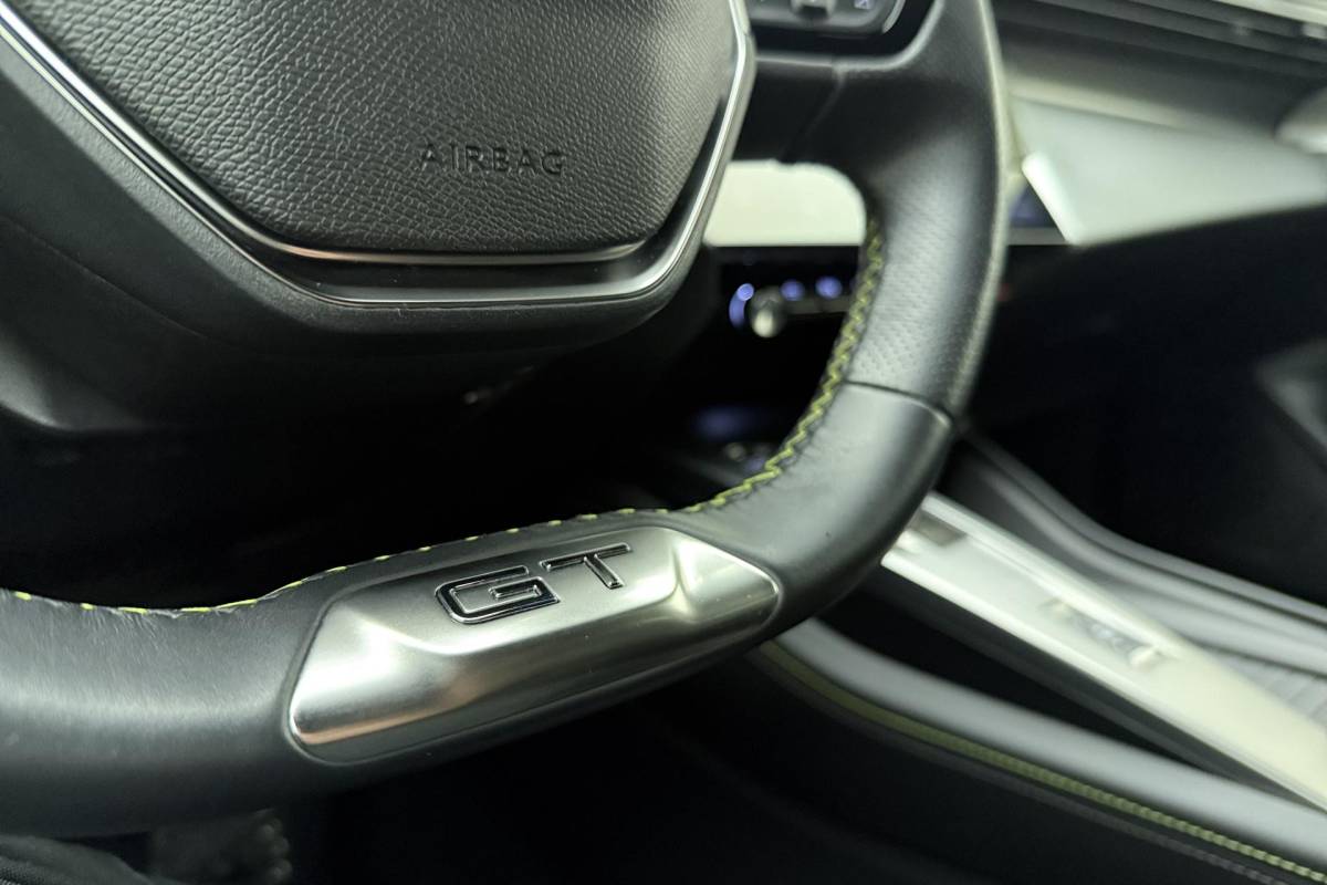 Peugeot 408 Peugeot 408 1.6 HYbrid GT 225pk EAT8 First Edition | Adaptive Cruise Control | Matrix LED | Stoelverwarming | Verwarmd stuurwiel | Handsfree achterklep | Keyless Entry & Start | AGR Bestuurdersstoel | Camera | 20” ‘Monolithe’ velgen | 1e Eigenaar
