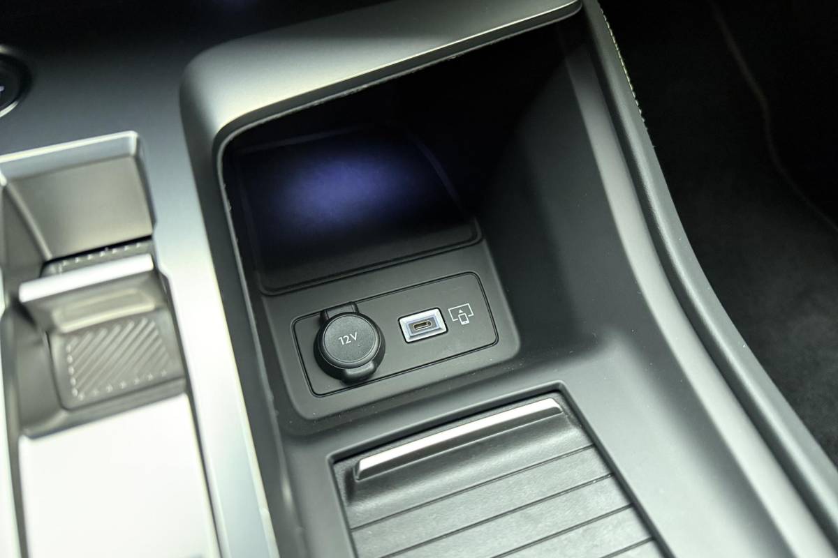 Peugeot 408 Peugeot 408 1.6 HYbrid GT 225pk EAT8 First Edition | Adaptive Cruise Control | Matrix LED | Stoelverwarming | Verwarmd stuurwiel | Handsfree achterklep | Keyless Entry & Start | AGR Bestuurdersstoel | Camera | 20” ‘Monolithe’ velgen | 1e Eigenaar