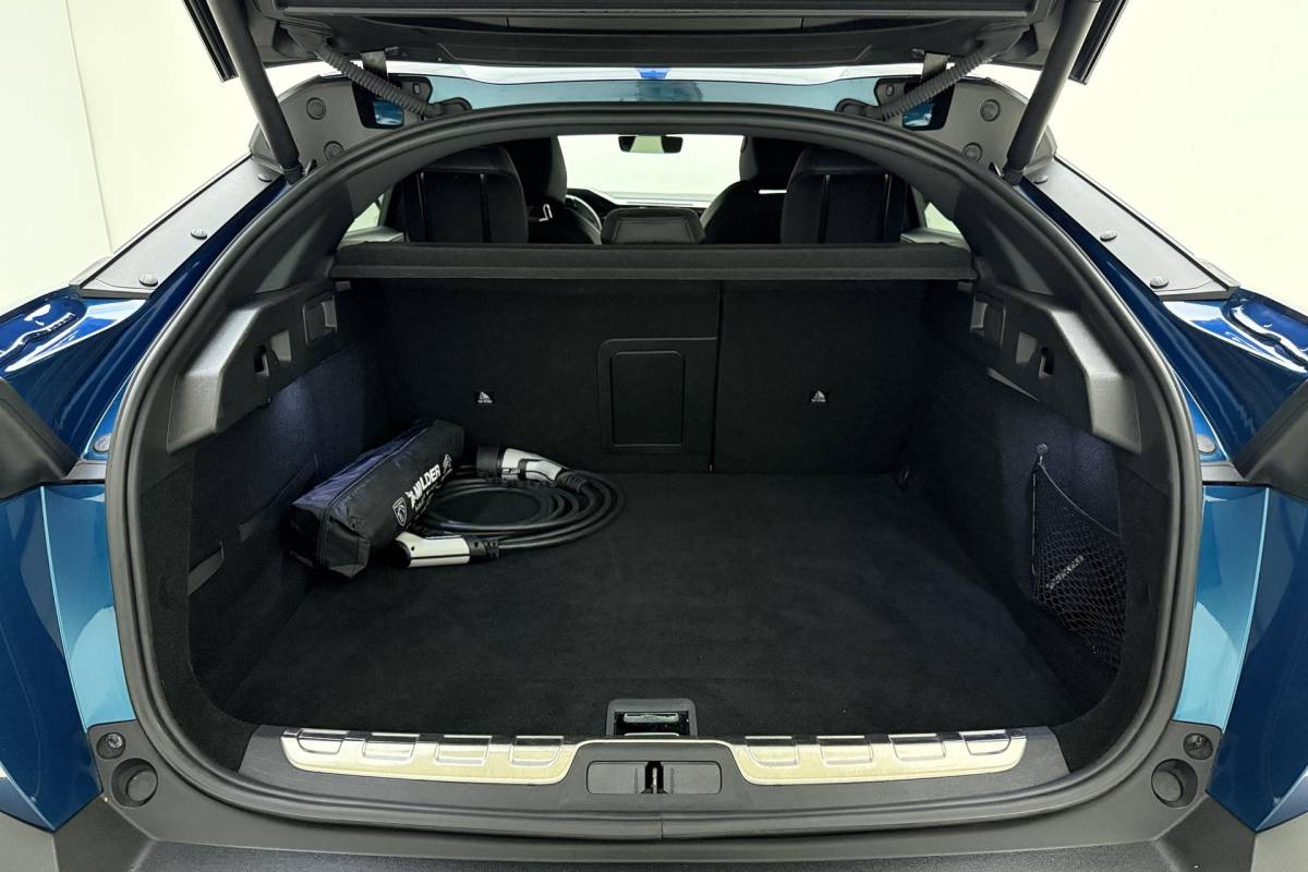 Peugeot 408 Peugeot 408 1.6 HYbrid GT 225pk EAT8 First Edition | Adaptive Cruise Control | Matrix LED | Stoelverwarming | Verwarmd stuurwiel | Handsfree achterklep | Keyless Entry & Start | AGR Bestuurdersstoel | Camera | 20” ‘Monolithe’ velgen | 1e Eigenaar