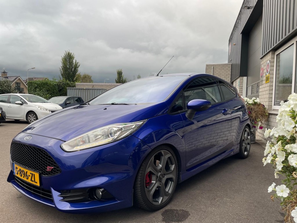 Ford Fiesta Ford Fiesta 1.6 ST2 183pk Miltek Winterpack Coating Dab+ Keyless Recaro
