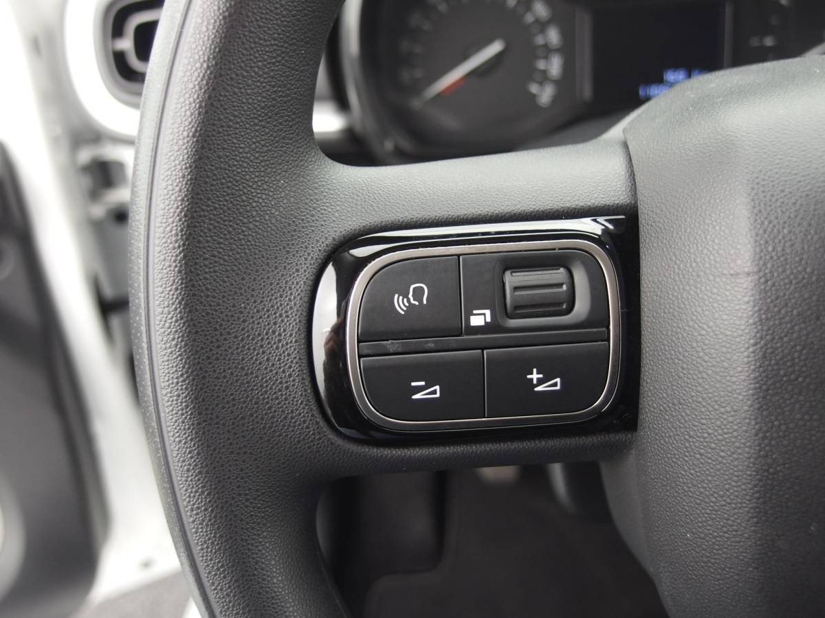 Citroën C3 Citroen C3 1.6 BlueHDi Feel CARPLAY / NAVI / CLIMA / PDC / BLUETOOTH / CRUISE / NL-AUTO