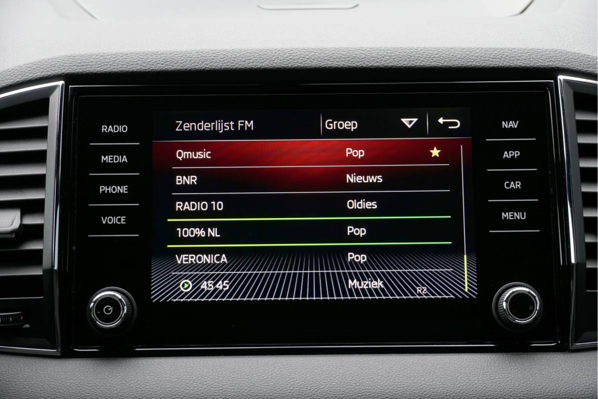 Škoda Karoq ŠKODA Karoq 1.5 TSI ACT 150PK! Automaat Sportline Business BJ2019 Lmv 18″ | Led | Pdc | Navi | App-Connect | Dashboard verlichting | Virtual cockpit | Climate control | Cruise control | Sportstoelen | Zwarte hemel | Sport stuurwiel | Extra getint glas